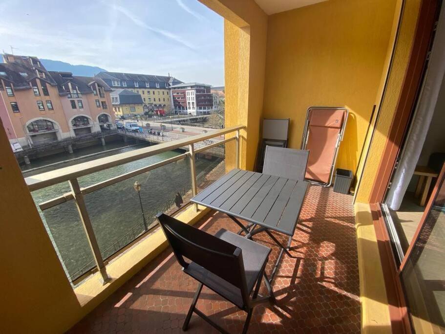 Quai Des Cordeliers, Balcon Et Vieille *