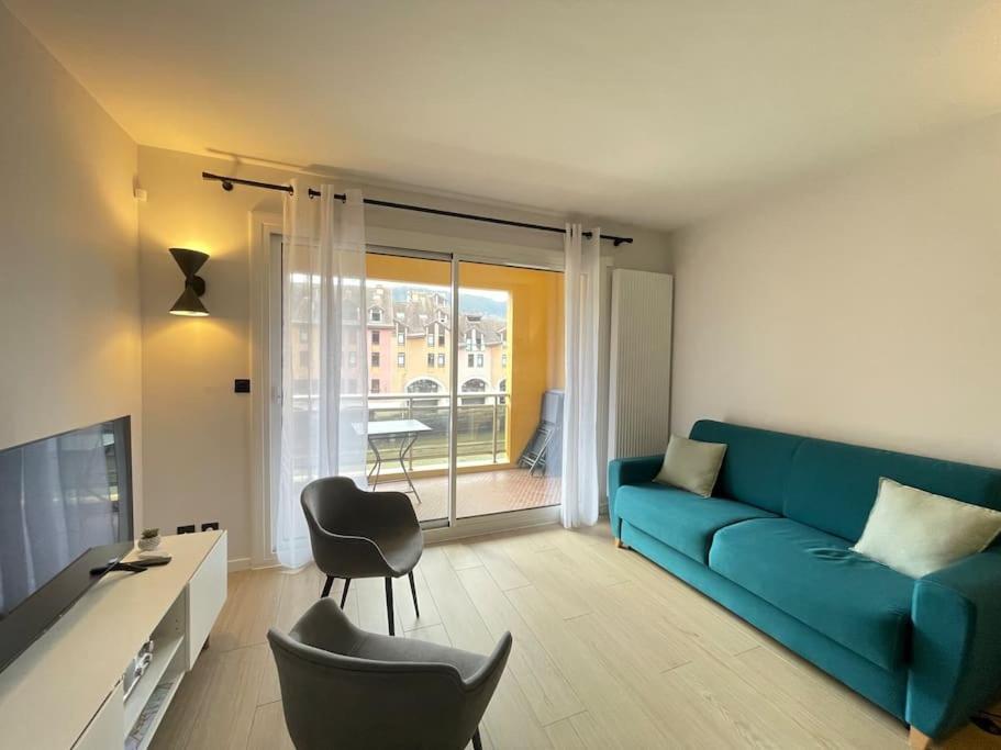 Quai Des Cordeliers, Balcon Et Vieille *