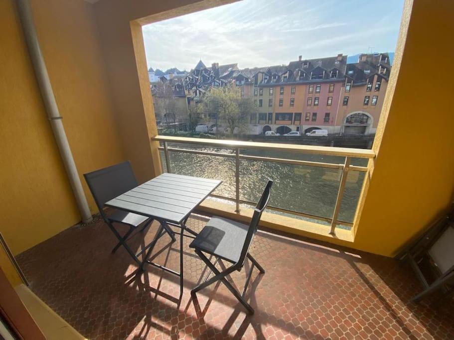 Quai Des Cordeliers, Balcon Et Vieille *