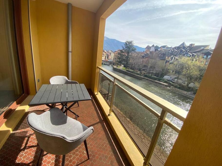 Quai Des Cordeliers, Balcon Et Vieille