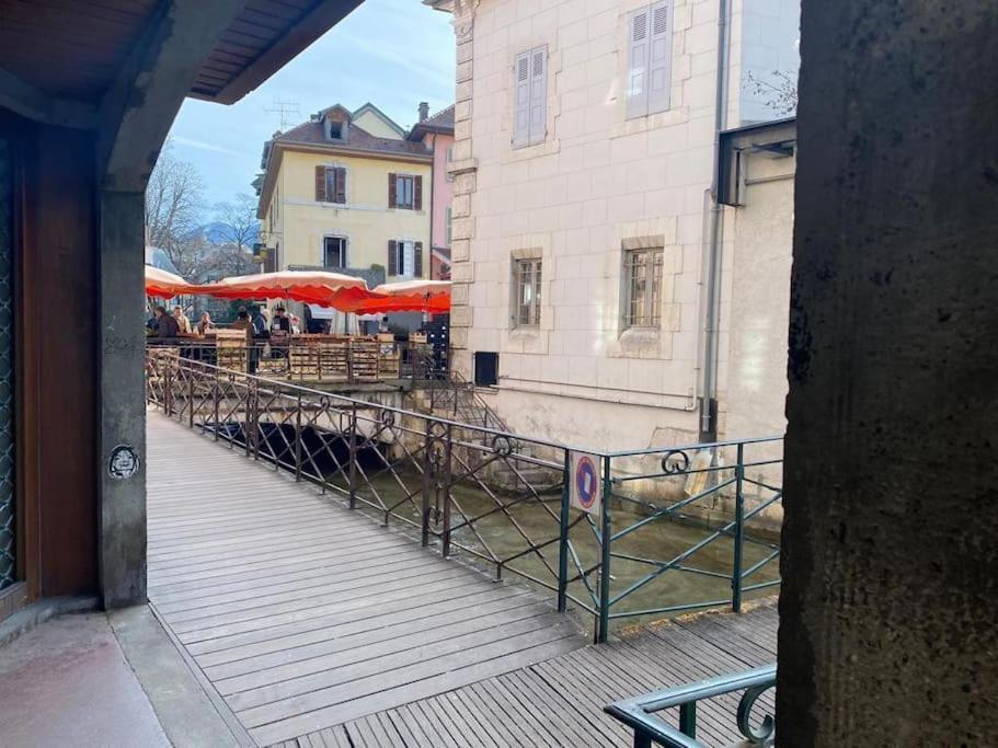 Quai Des Cordeliers, Balcon Et Vieille *
