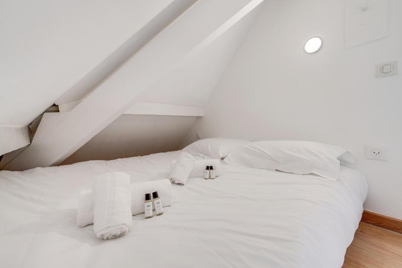 Le Supernova - With Mezzanine In The Heart Of The