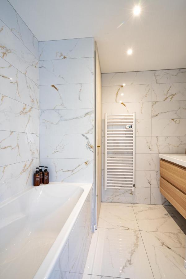 The Golden White, Apartment