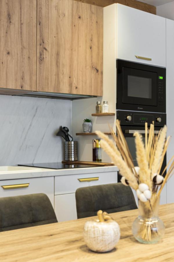 The Golden White, Apartment *