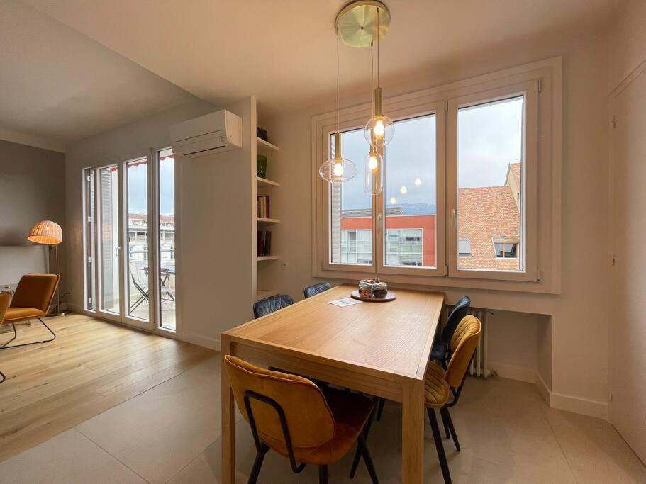 Lachenal, Centre, Balcon Avec Vue Chateau Annecy