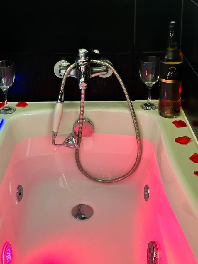 Golden Blue Jacuzzi Apartment