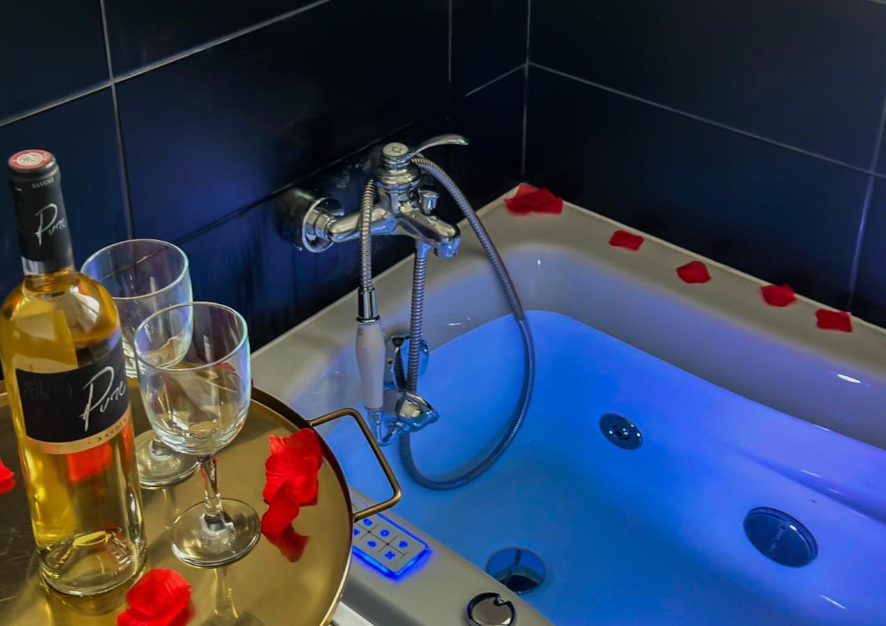 Apartment Golden Blue Jacuzzi
