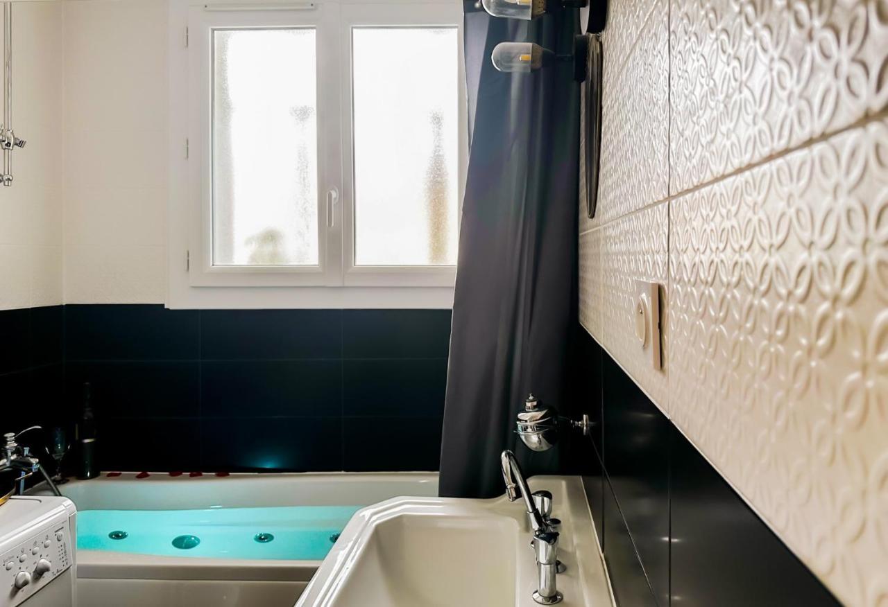 Golden Blue Jacuzzi Apartment