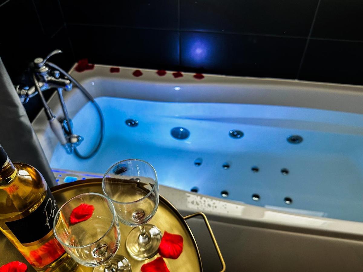 Apartment Golden Blue Jacuzzi