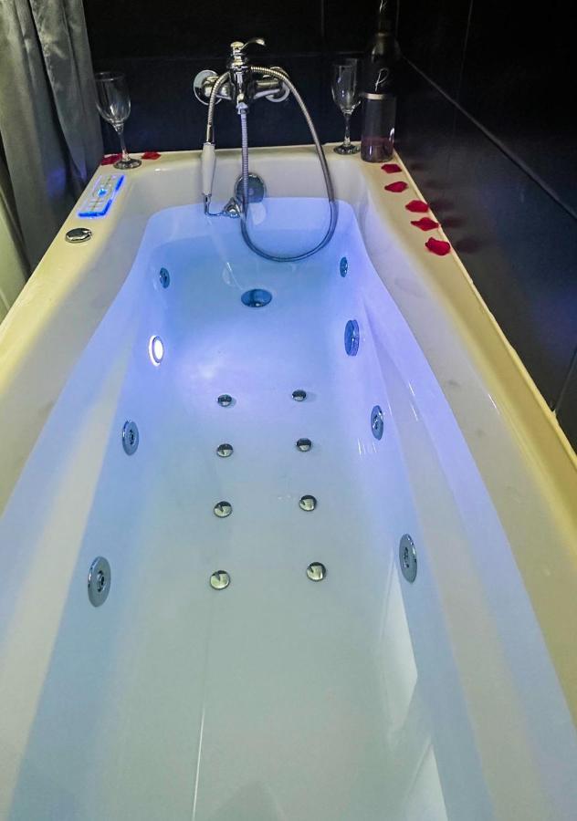 Golden Blue Jacuzzi Annecy
