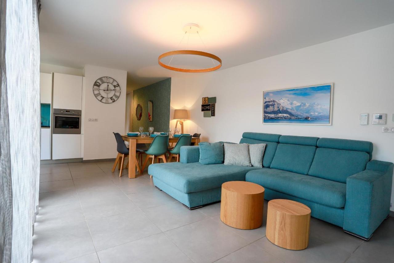 Le Bleu Du Lac: Lakeside Serenity With Private Parking Apartment *