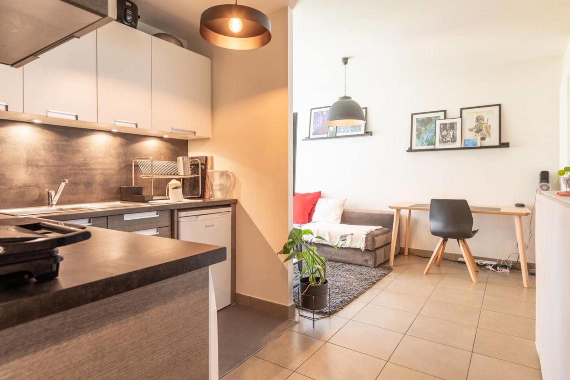 Viraya - Comfortable Flat A Stone's Throw From The