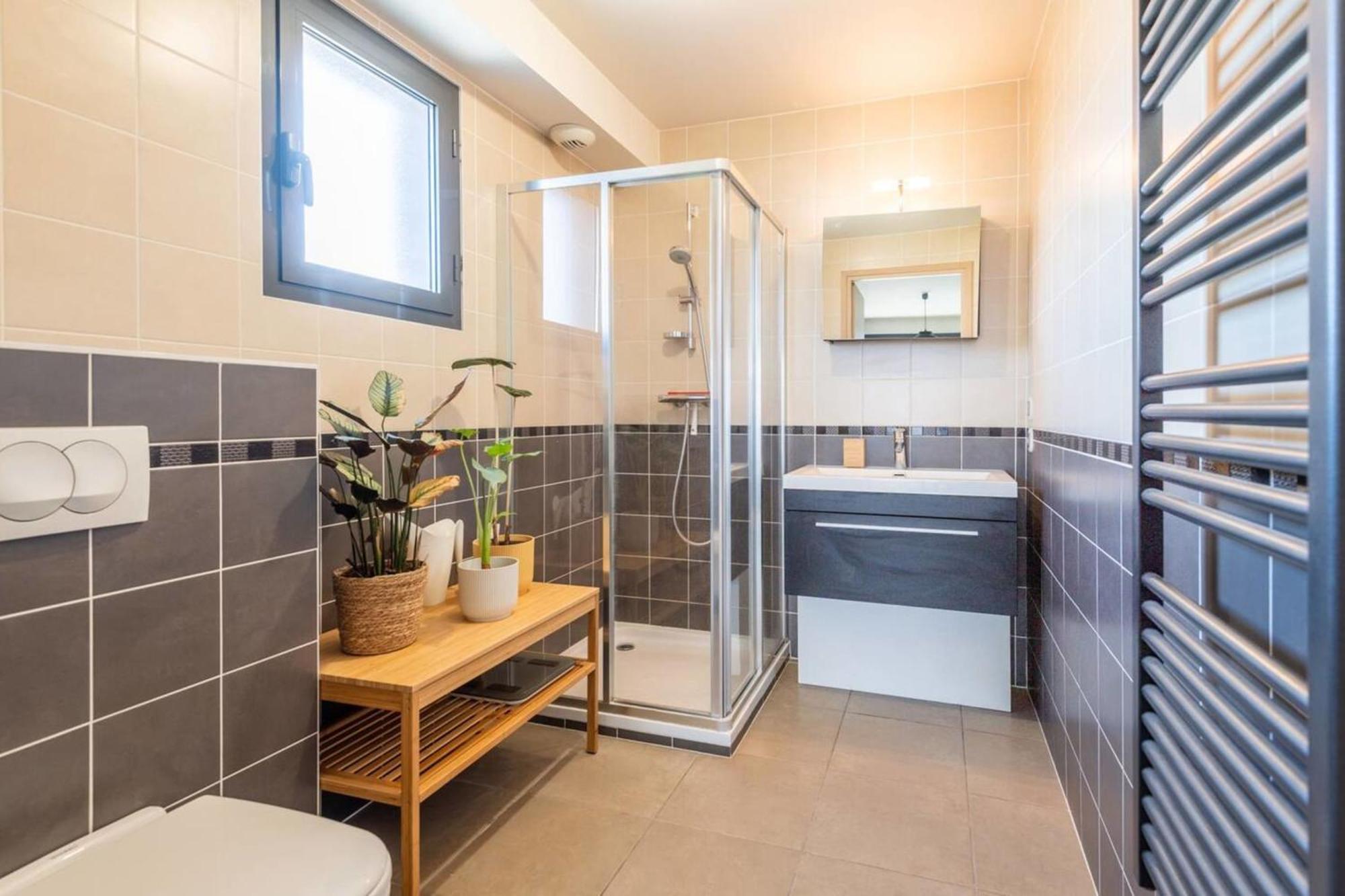 Viraya - Comfortable Flat A Stone's Throw From The Apartment