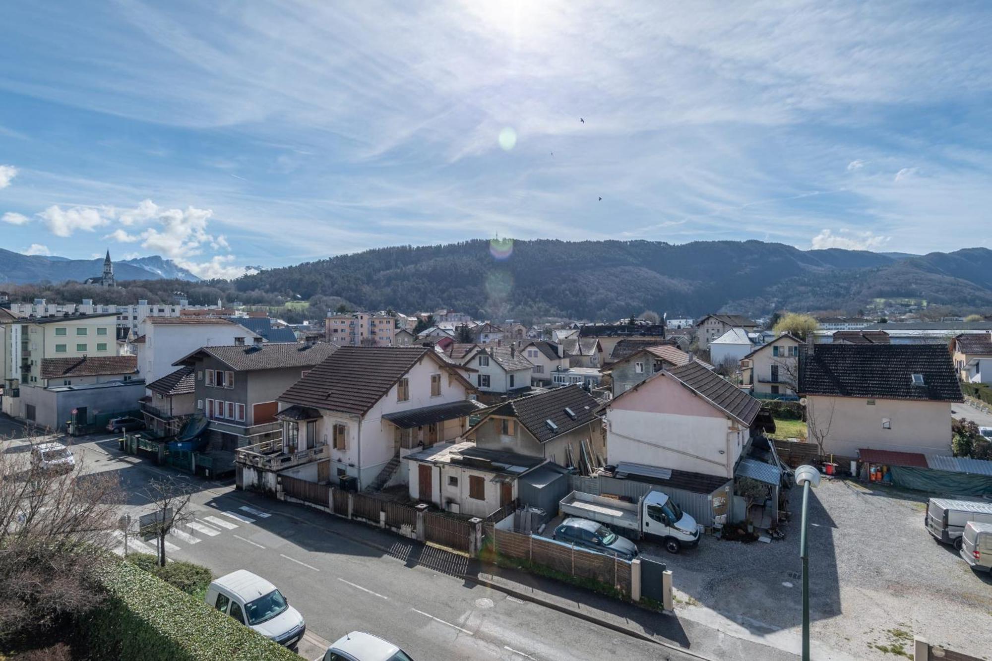 Apartment Ducs De Savoie - Comfortable Flat A Stone's Throw From The Old Town Annecy
