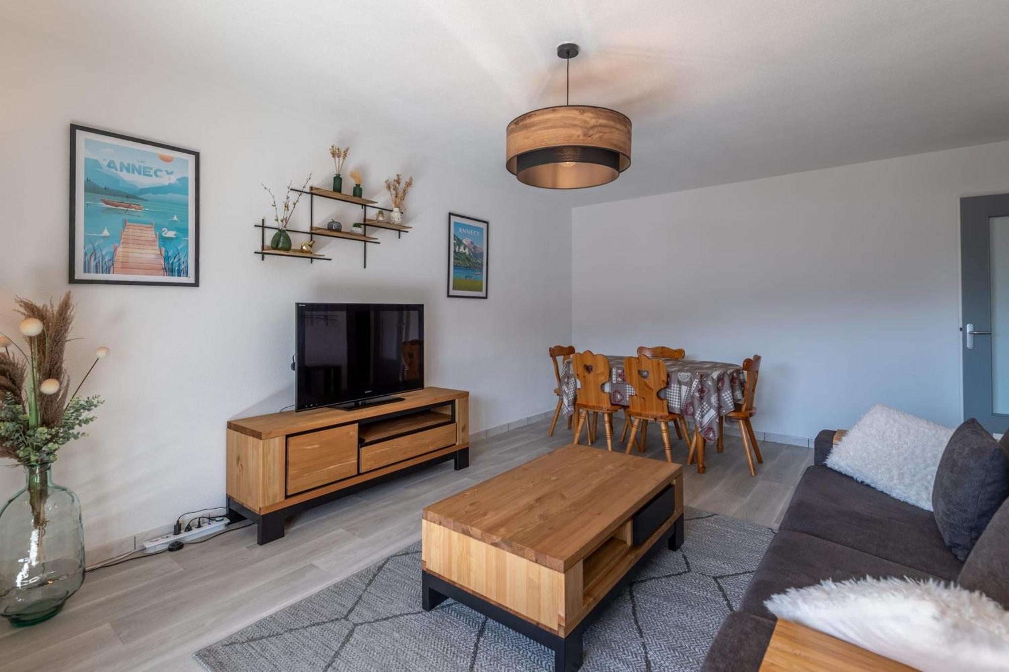 Apartment Ducs De Savoie - Comfortable Flat A Stone's Throw From The Old Town Annecy