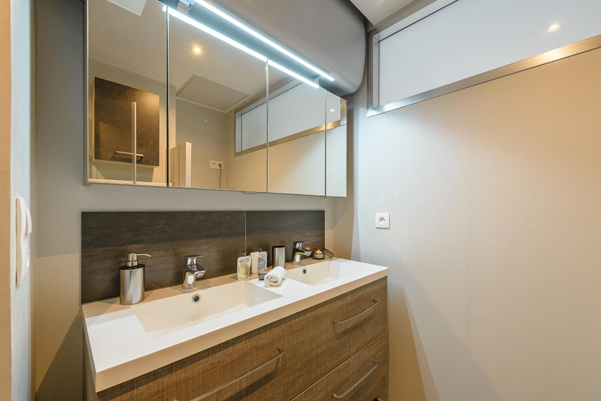 Aux Portes De L'imperial Palace, Lla Selections By Location Annecy