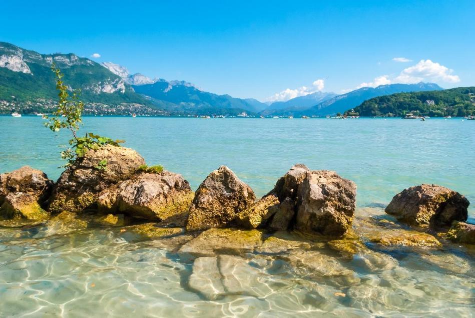Moderne, Place Parking Prive, Emplacement Ideal A 100 M Du Lac. * Annecy
