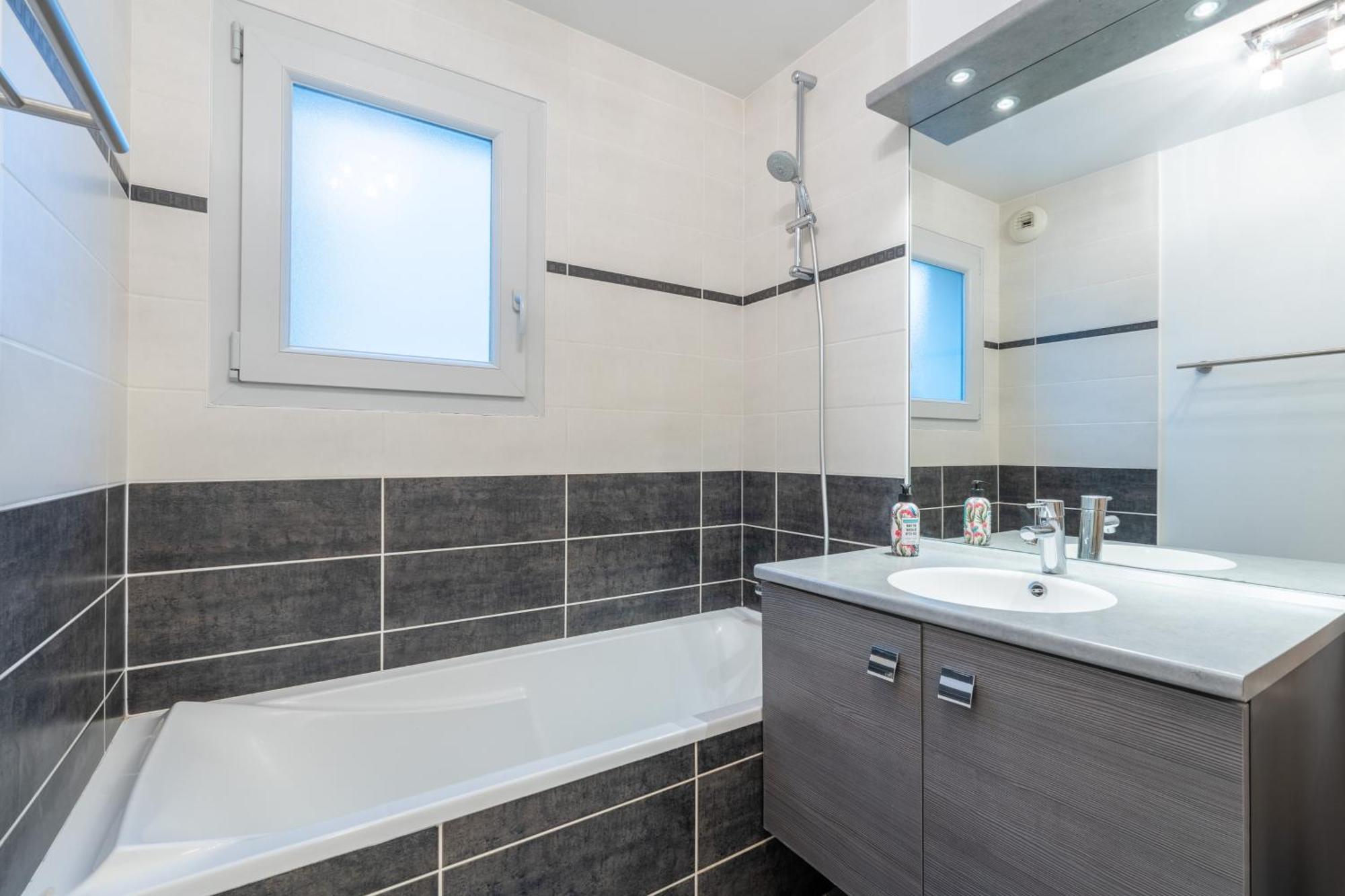 A 5 Minutes A Pied De La Vielle Avec Parking Prive Apartment