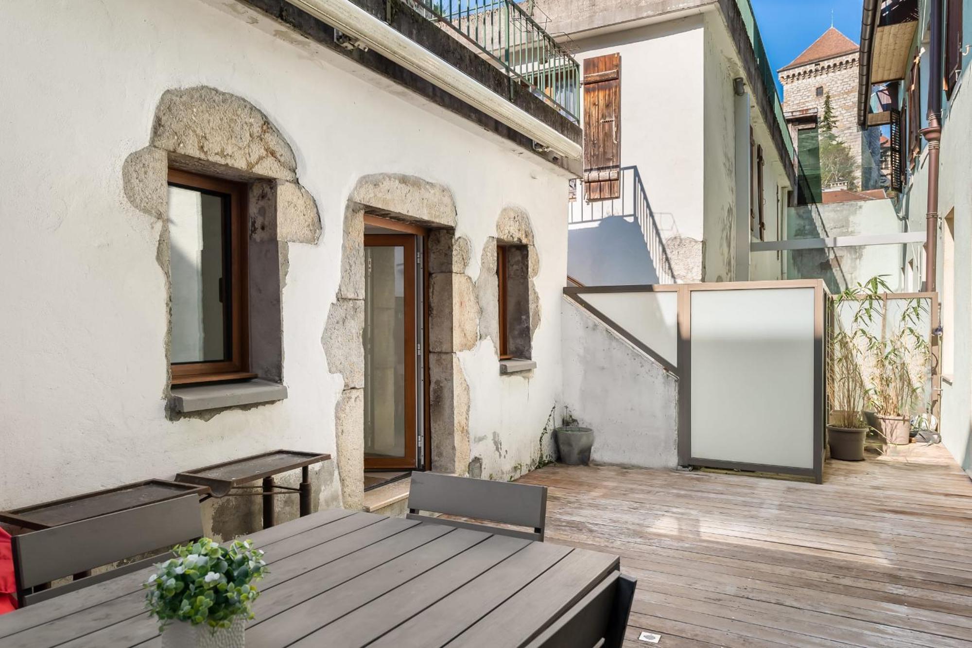 Le N 10 - Of 200 Sqm With Patio Of 35 Square Meters In Old Town Apartment Annecy