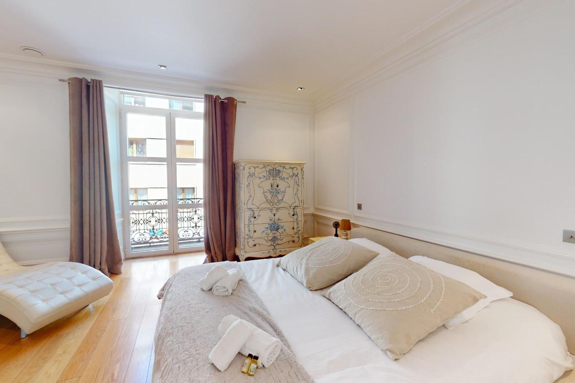 Le N 10 - Of 200 Sqm With Patio Of 35 Square Meters In Old Town