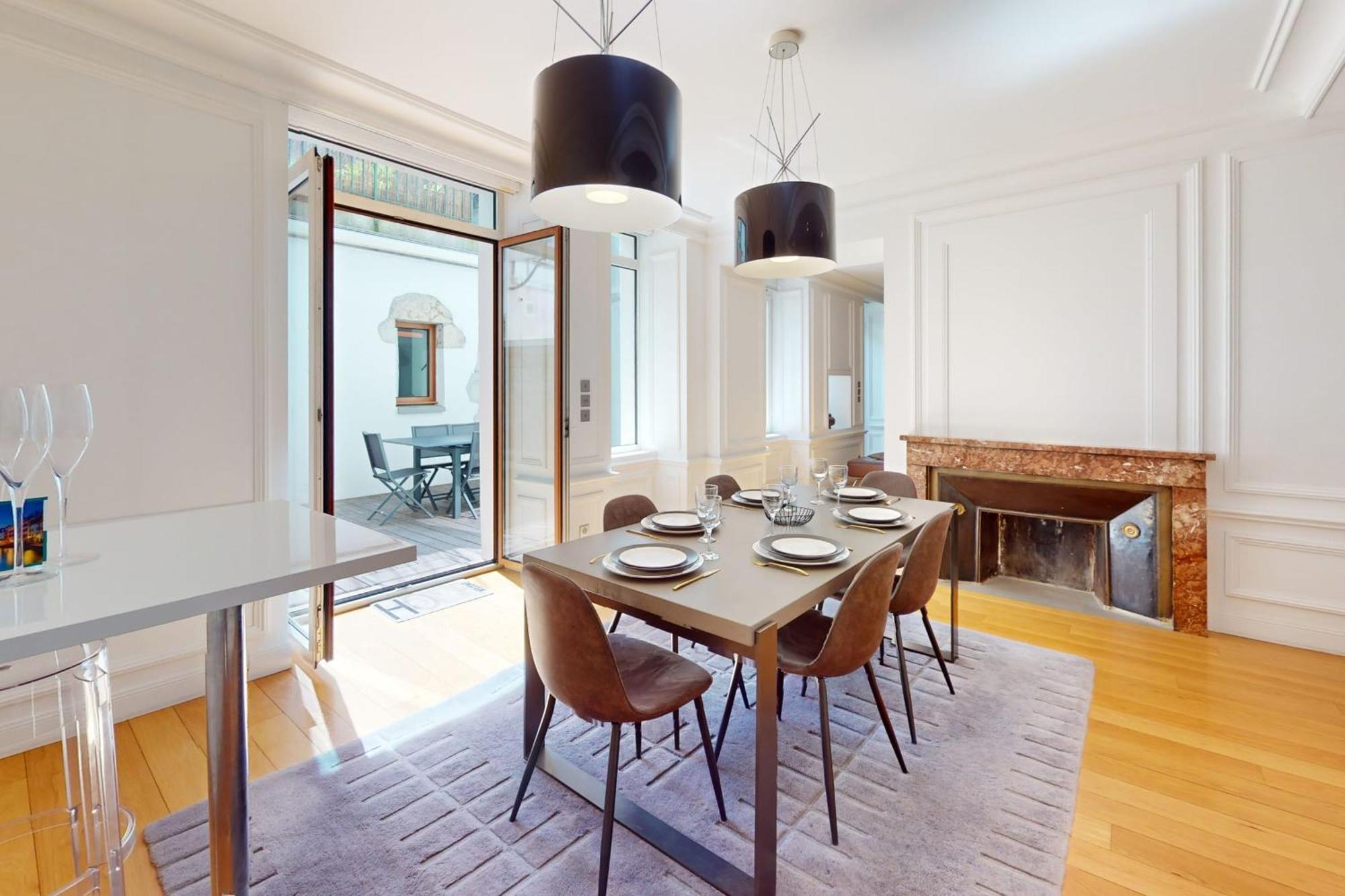 Apartment Le N 10 - Of 200 Sqm With Patio Of 35 Square Meters In Old Town