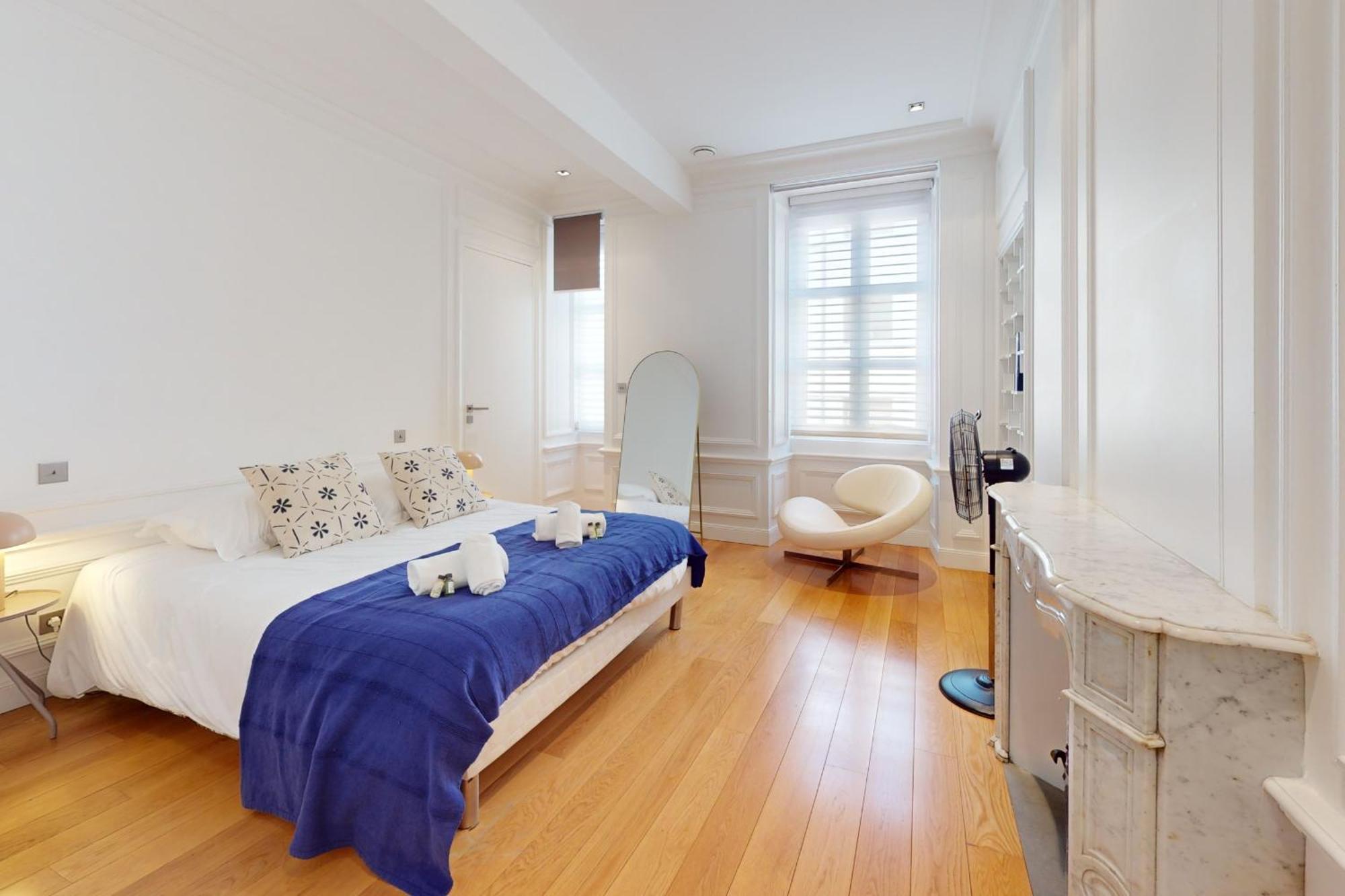Apartment Le N 10 - Of 200 Sqm With Patio Of 35 Square Meters In Old Town