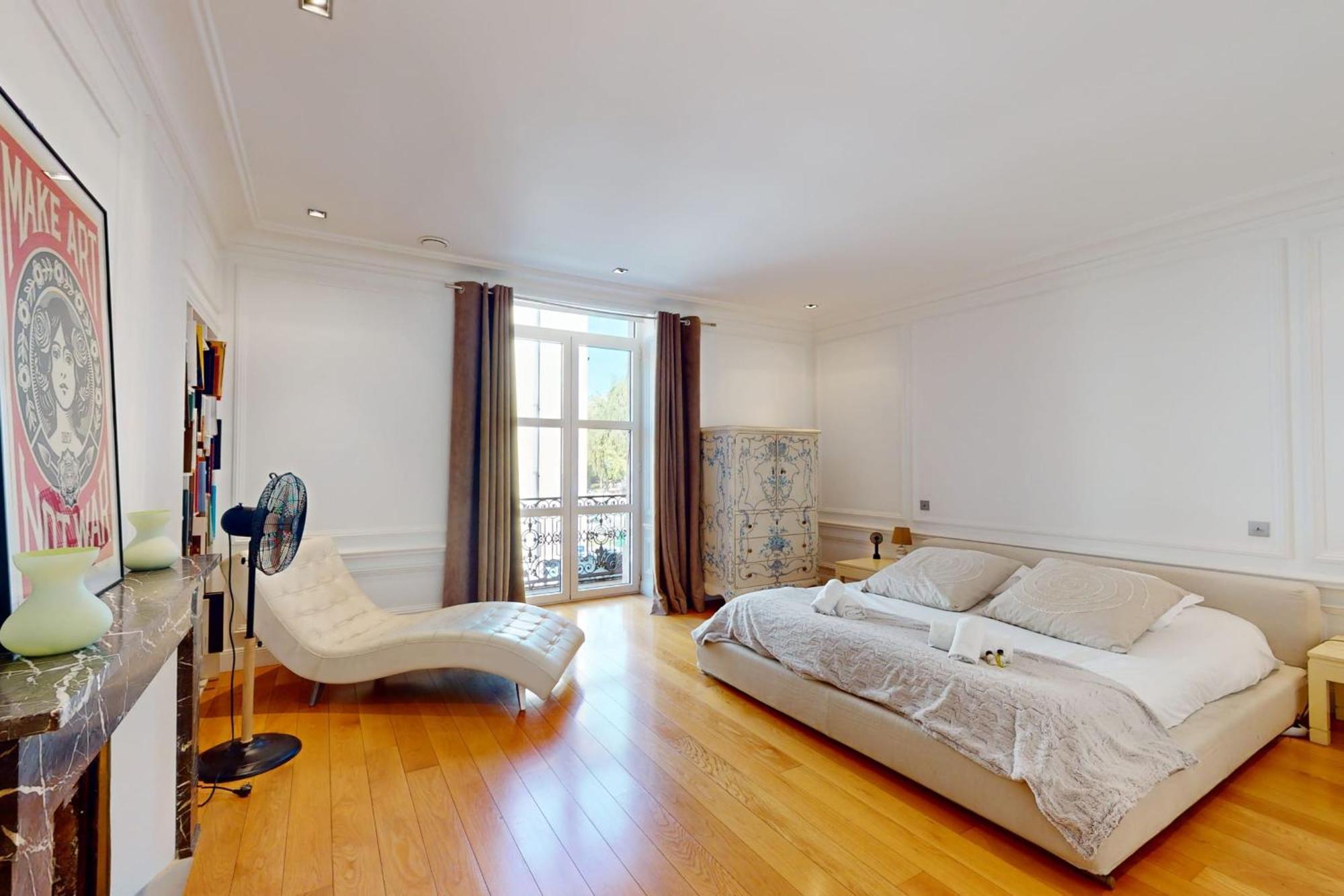 Apartment Le N 10 - Of 200 Sqm With Patio Of 35 Square Meters In Old Town