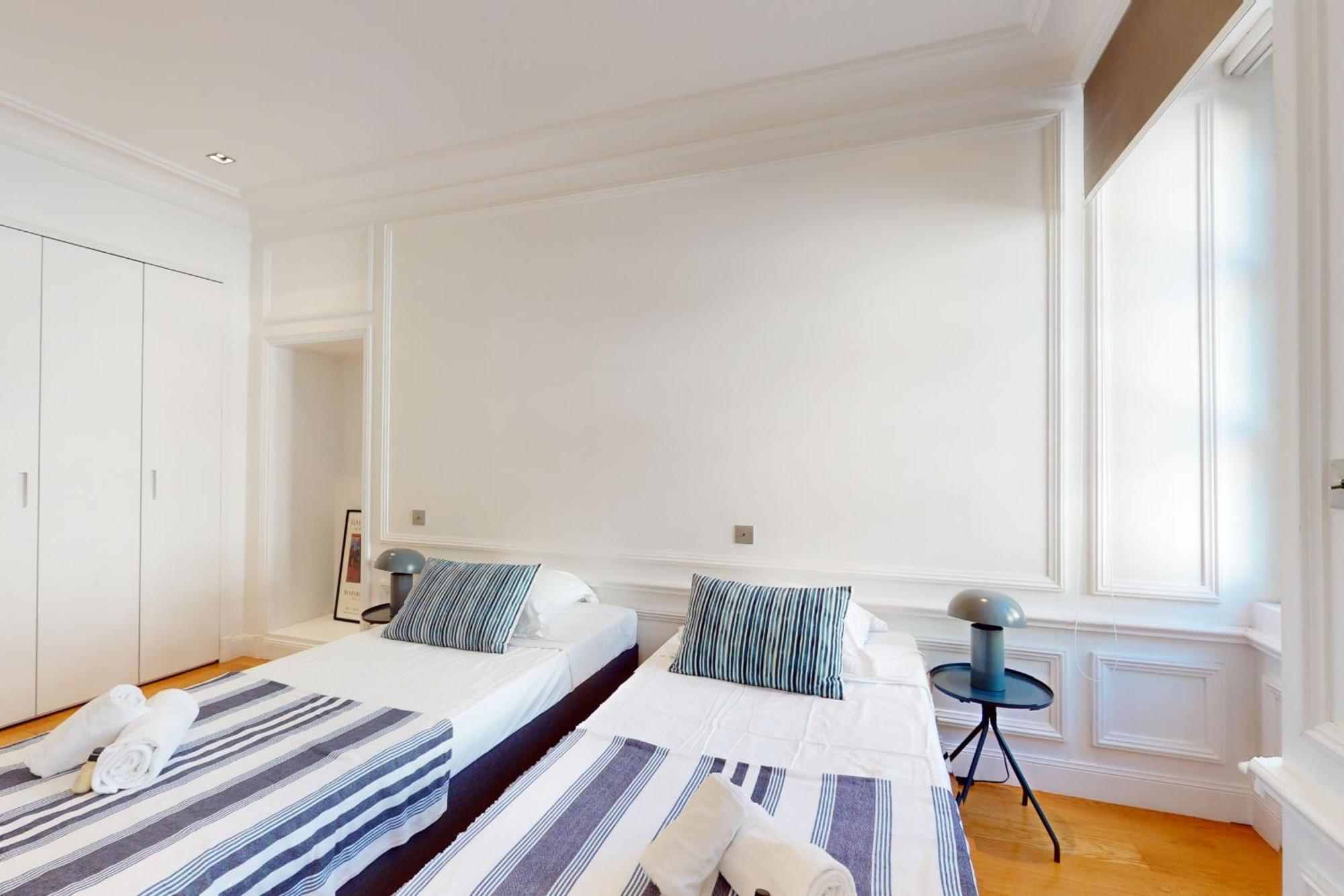 Apartment Le N 10 - Of 200 Sqm With Patio Of 35 Square Meters In Old Town *