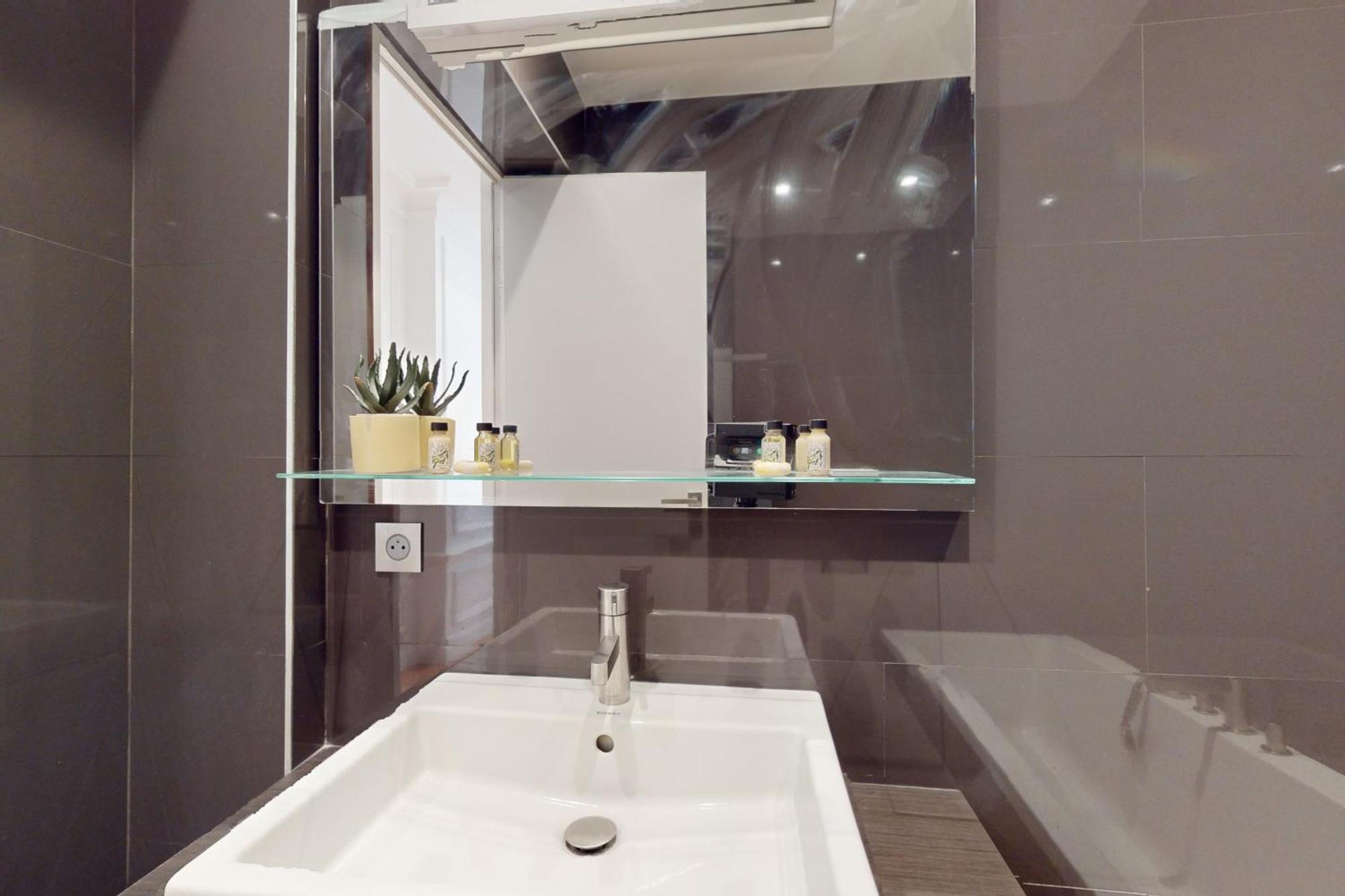 Apartment Le N 10 - Of 200 Sqm With Patio Of 35 Square Meters In Old Town