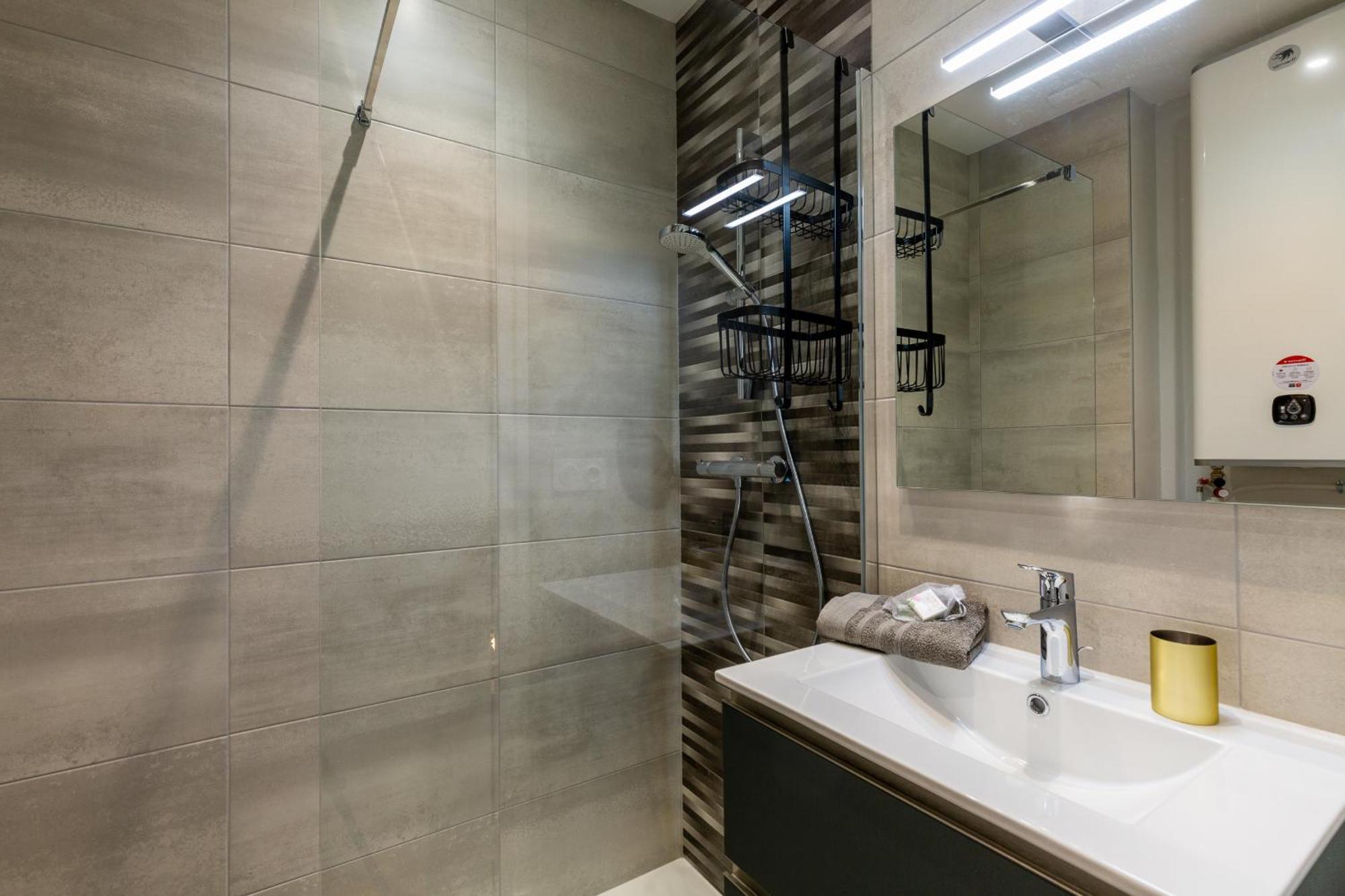 Apartment La Marmotte: 2 Persons, Center And Lake, 3* *