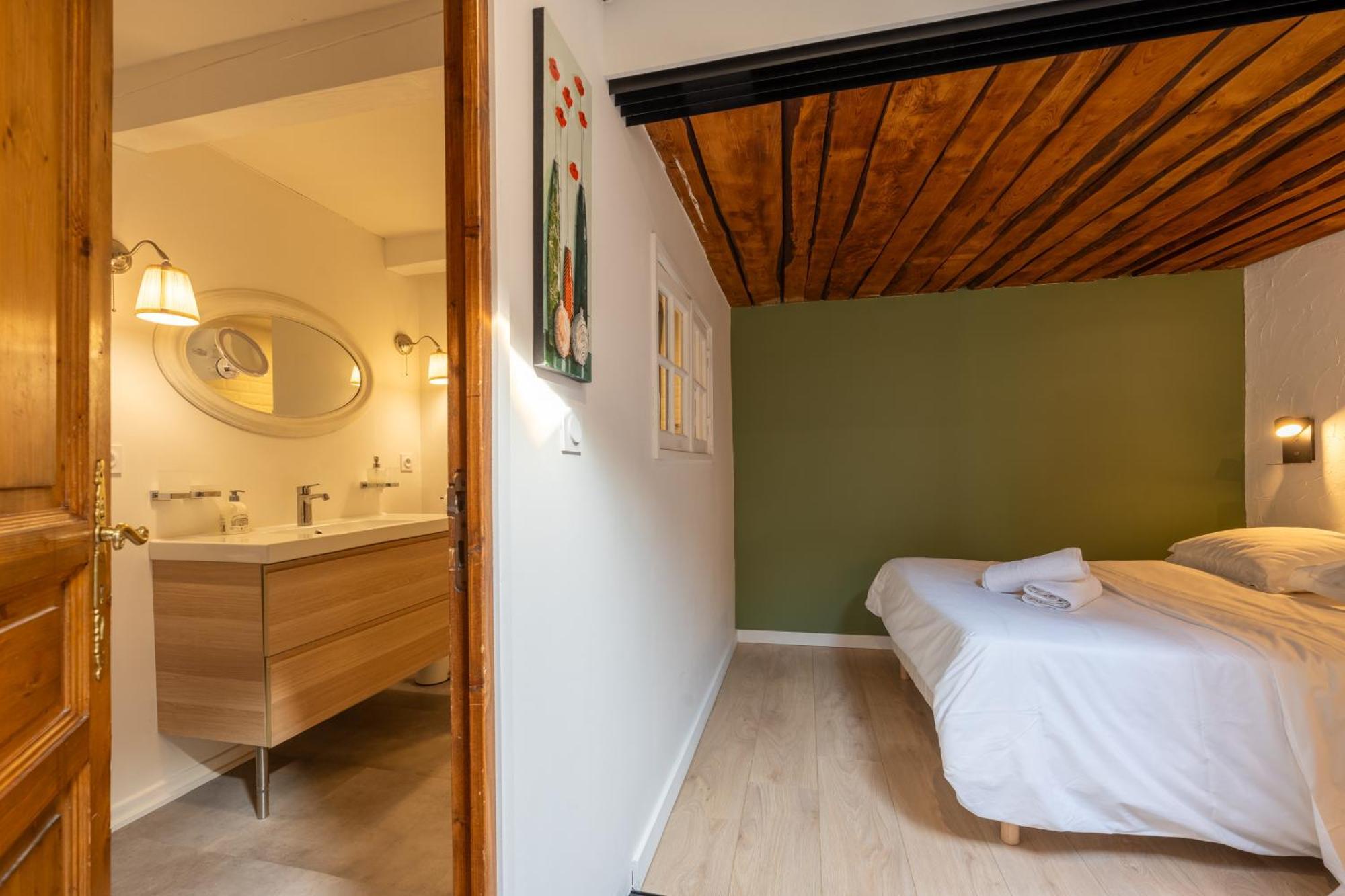 Apartment Sous Les Toits D'annecy, Un Irresistible Pour 1 A 6 Personnes En Plein Coeur De