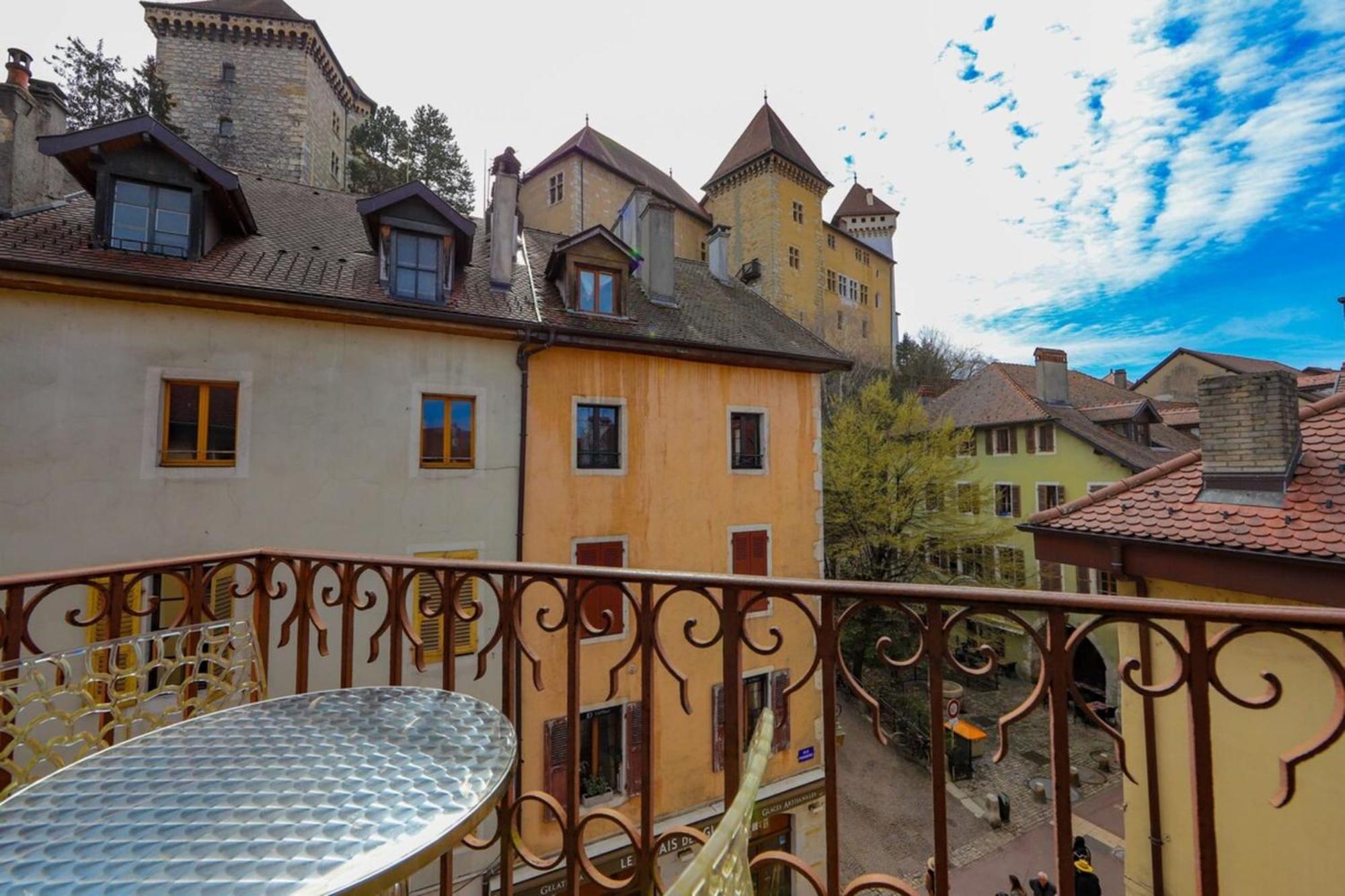 2 Bd With Sauna In The Center Of