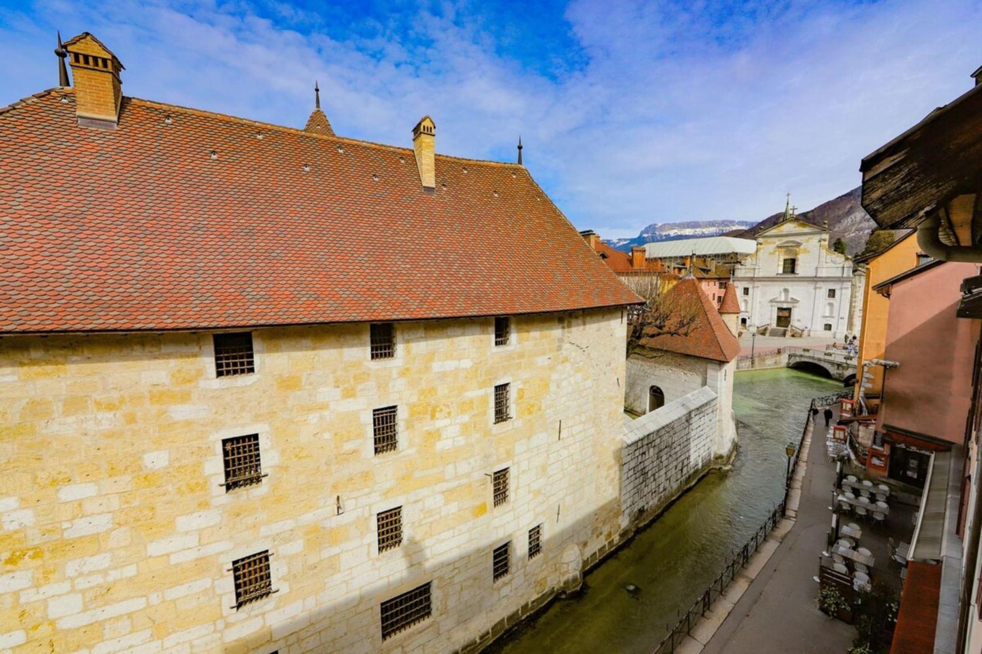 2 Bd With Sauna In The Center Of