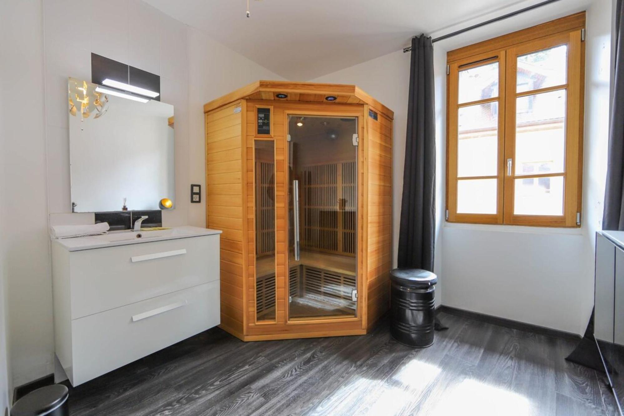 2 Bd With Sauna In The Center Of Apartment