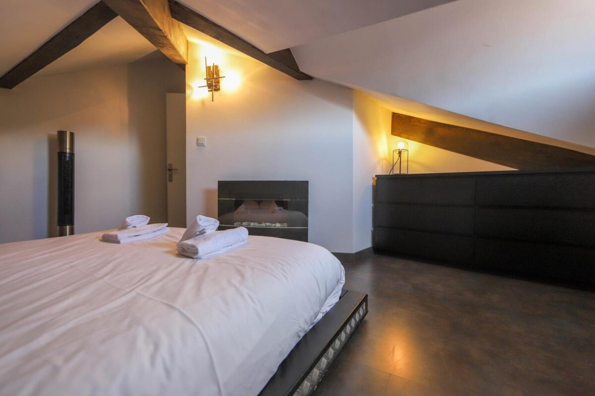2 Bd With Sauna In The Center Of