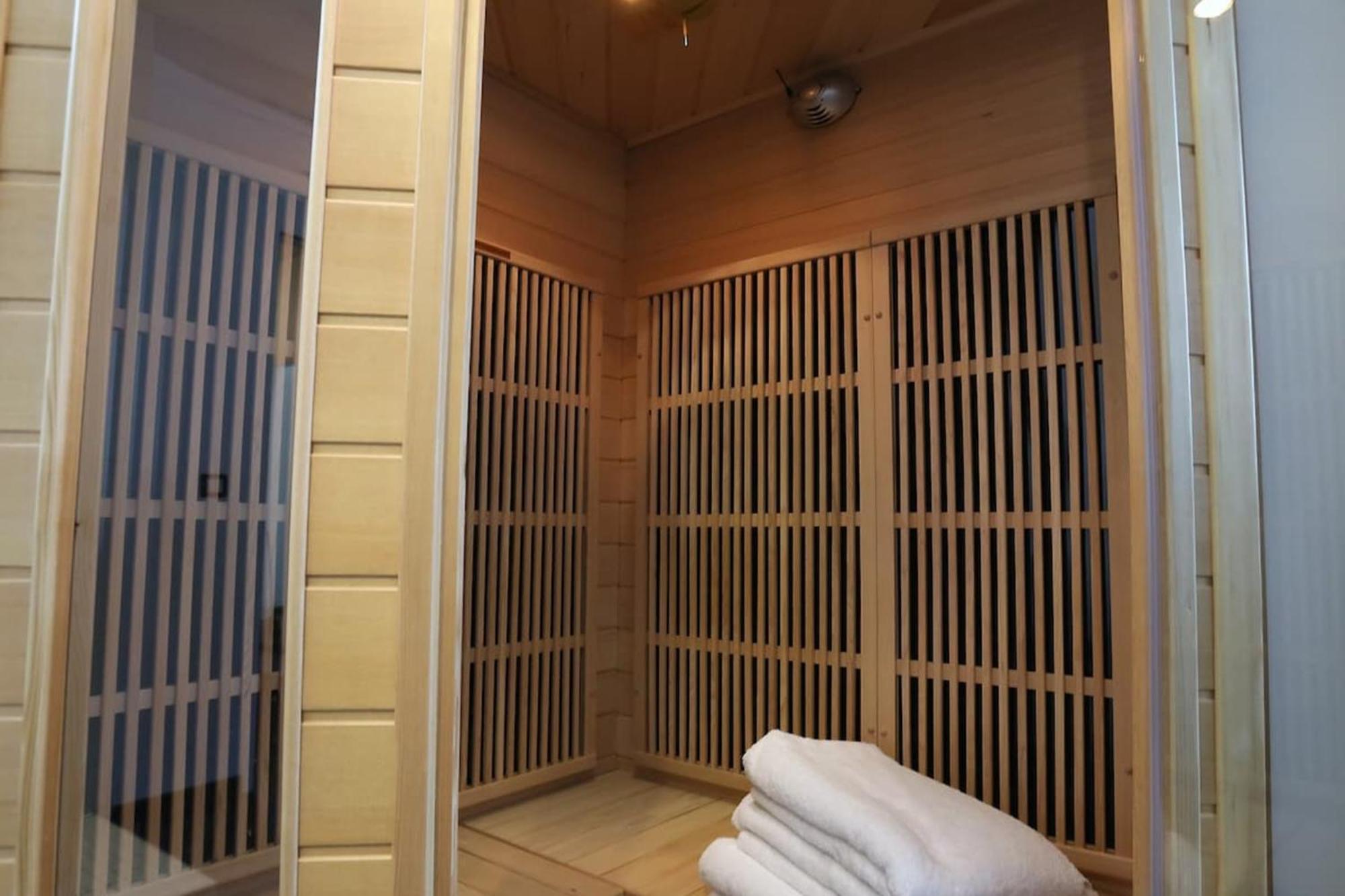 2 Bd With Sauna In The Center Of Apartment *