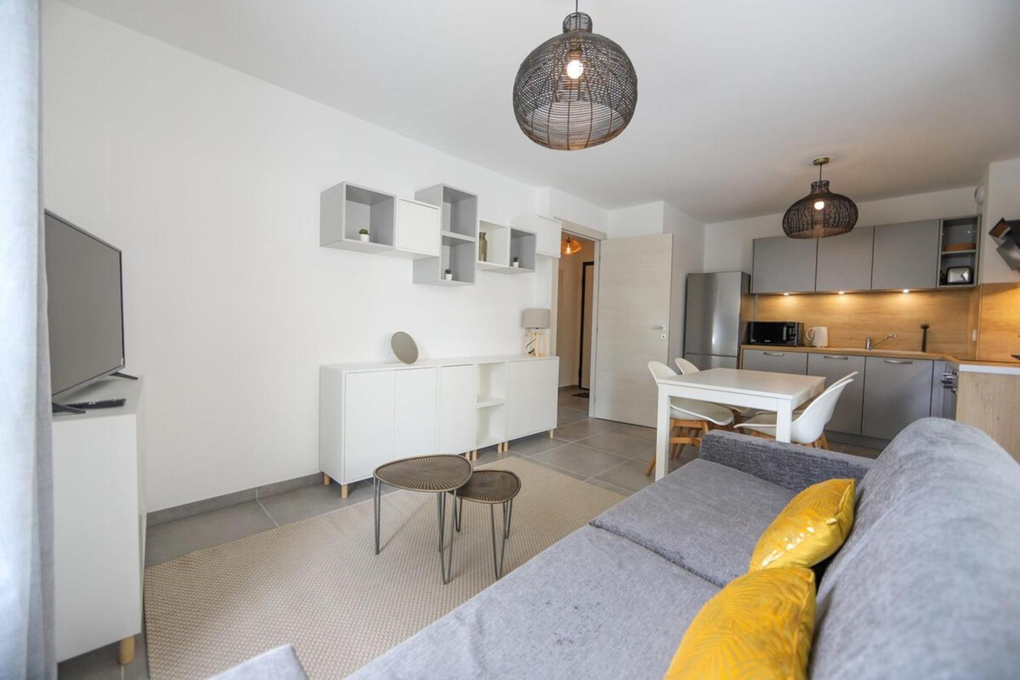 Le - 1-bedroom With Private Garage *