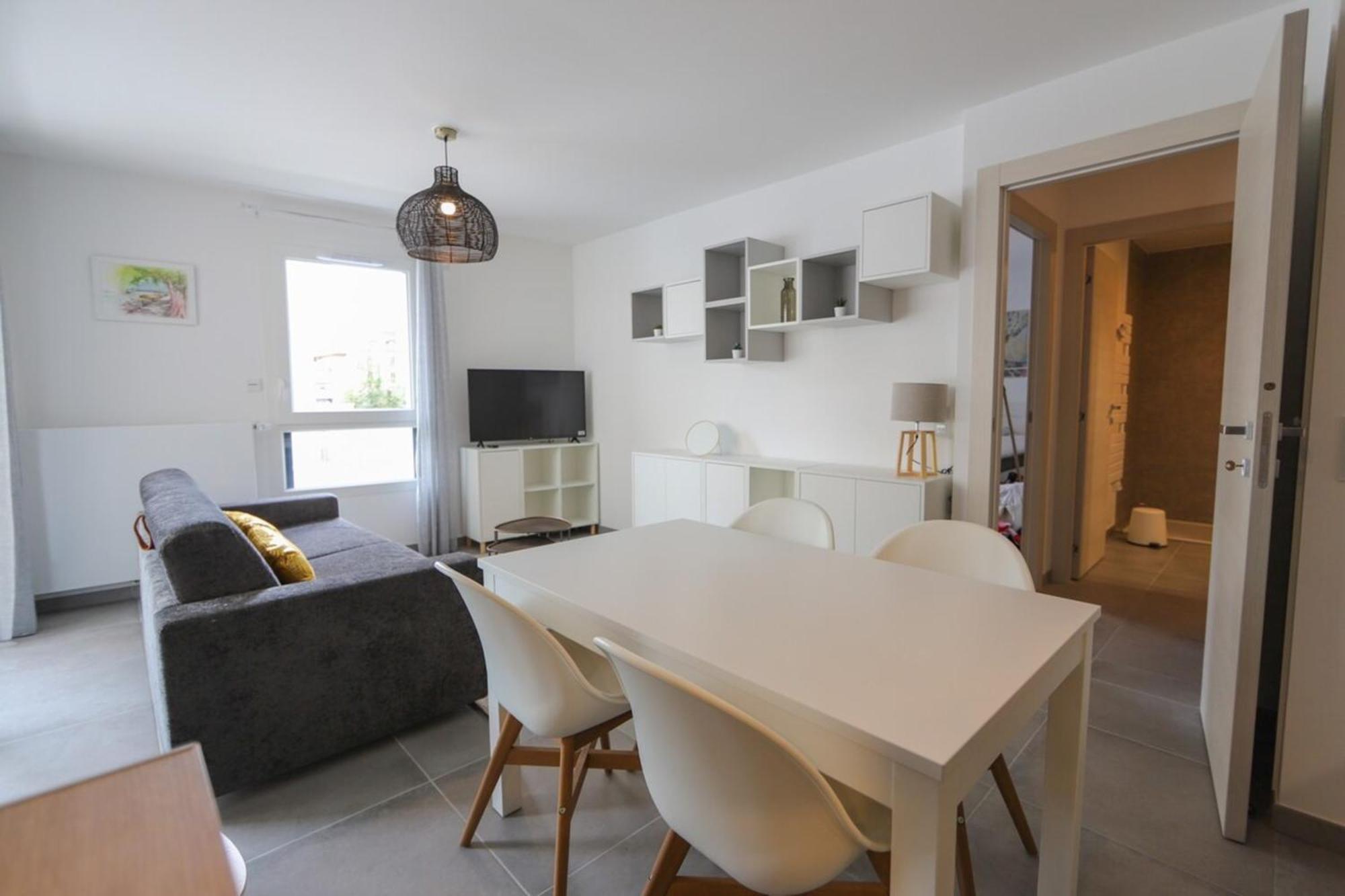 Apartment Le - 1-bedroom With Private Garage *
