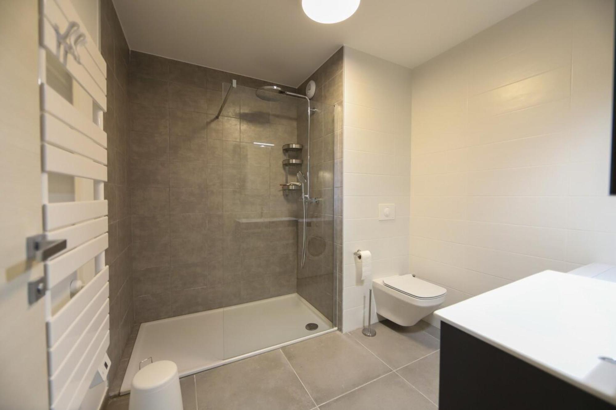 Le - 1-bedroom With Private Garage Apartment *