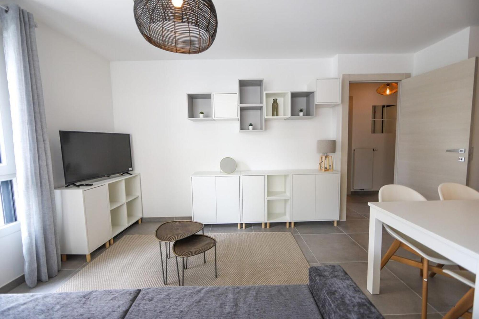 Apartment Le - 1-bedroom With Private Garage *