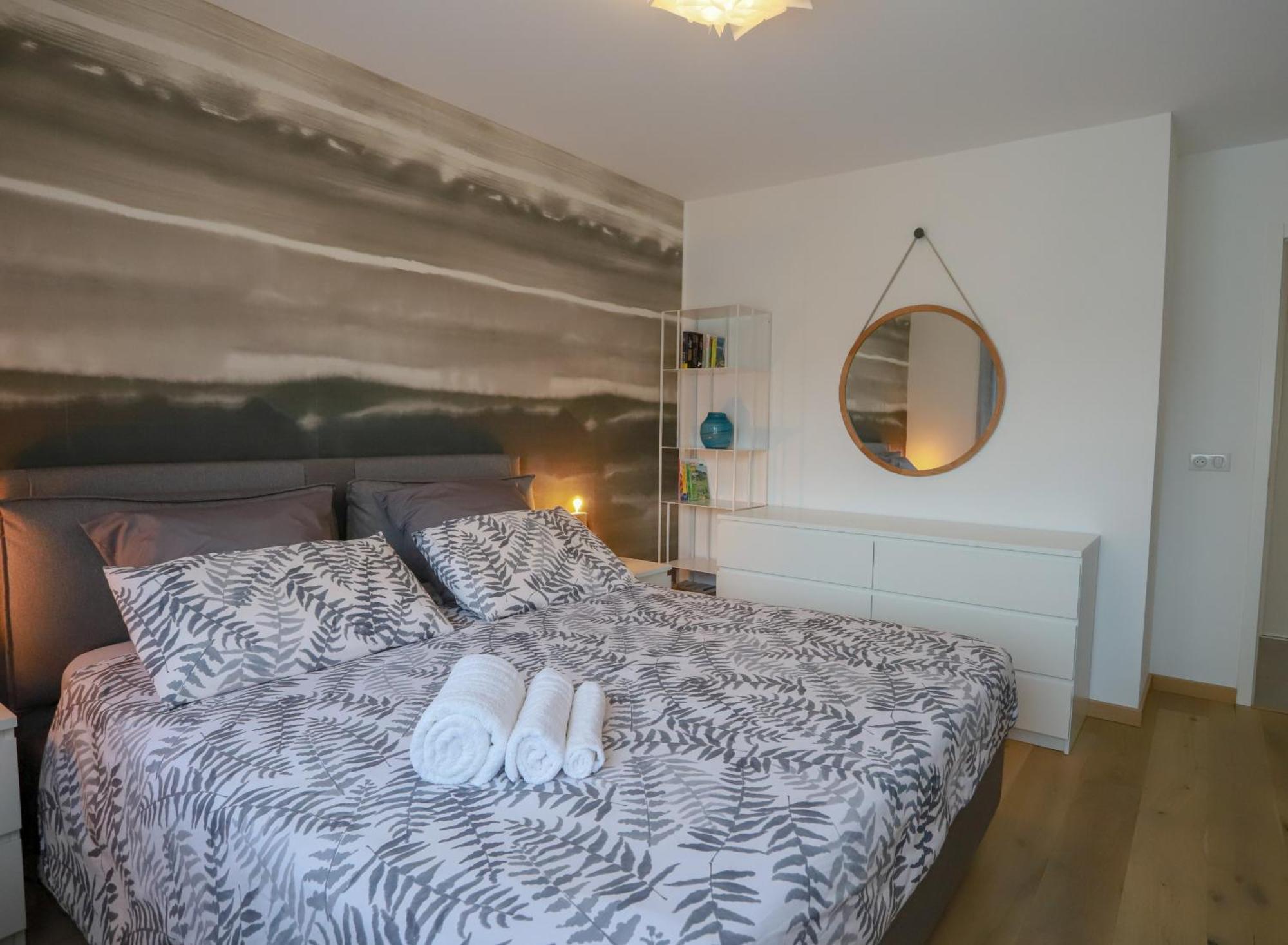 Le Bleu Du Lac: Lakeside Serenity With Private Parking