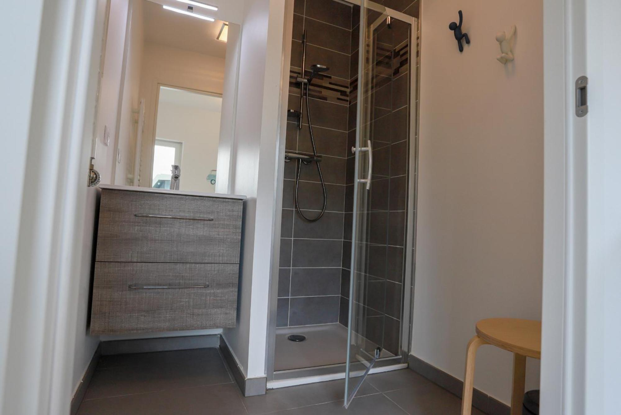 Apartment Le Bleu Du Lac: Lakeside Serenity With Private Parking *