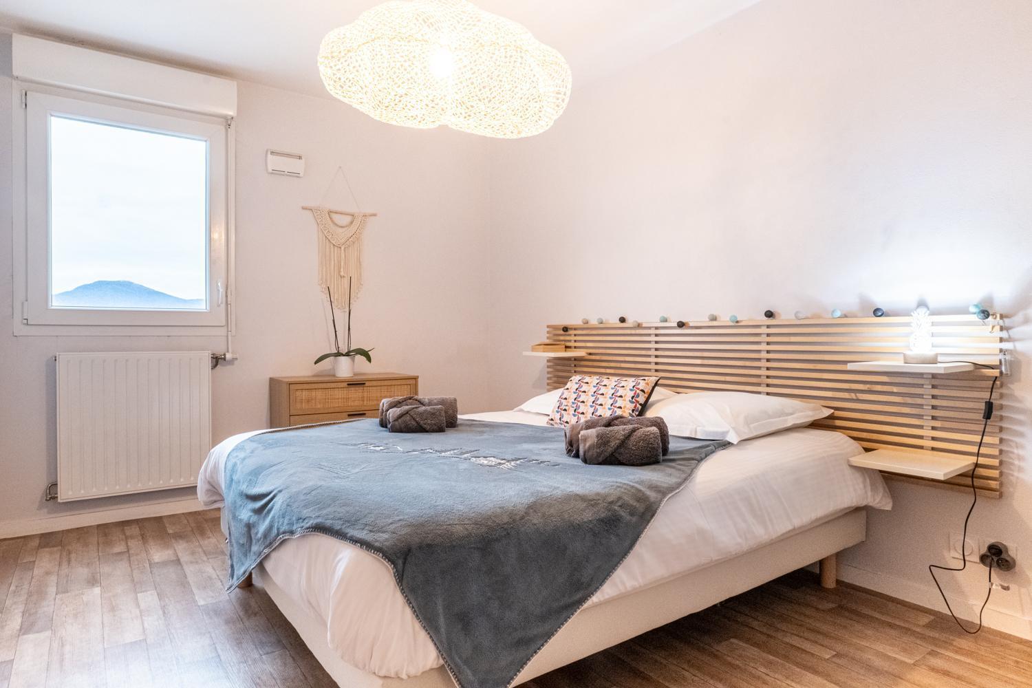 L'elegance : Grande Chambre/stationnement *