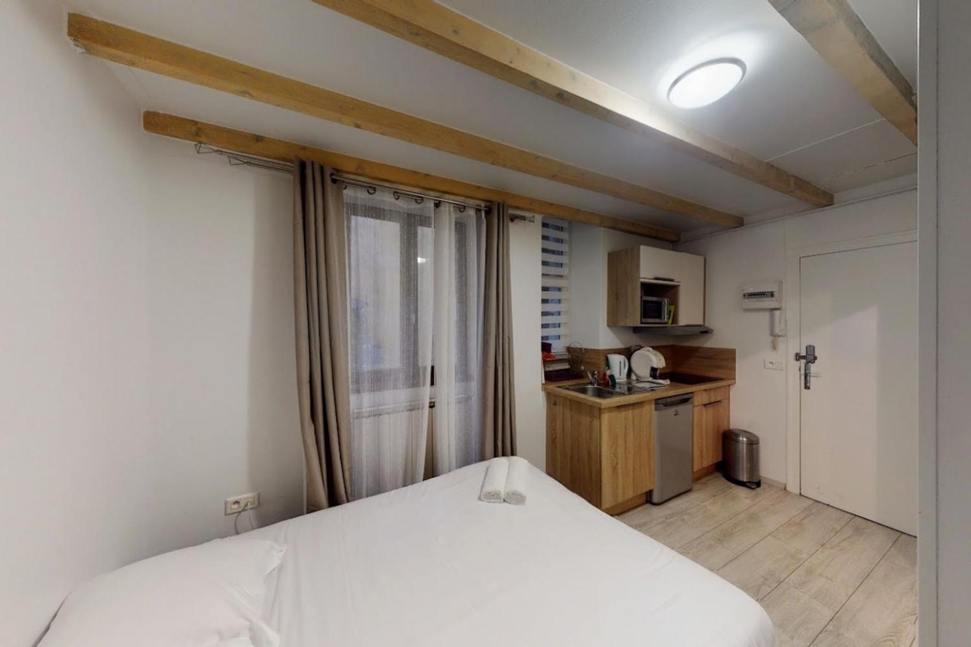 Apartment Le Veyrier - Small For 2 People In The Heart Of The Old Town *