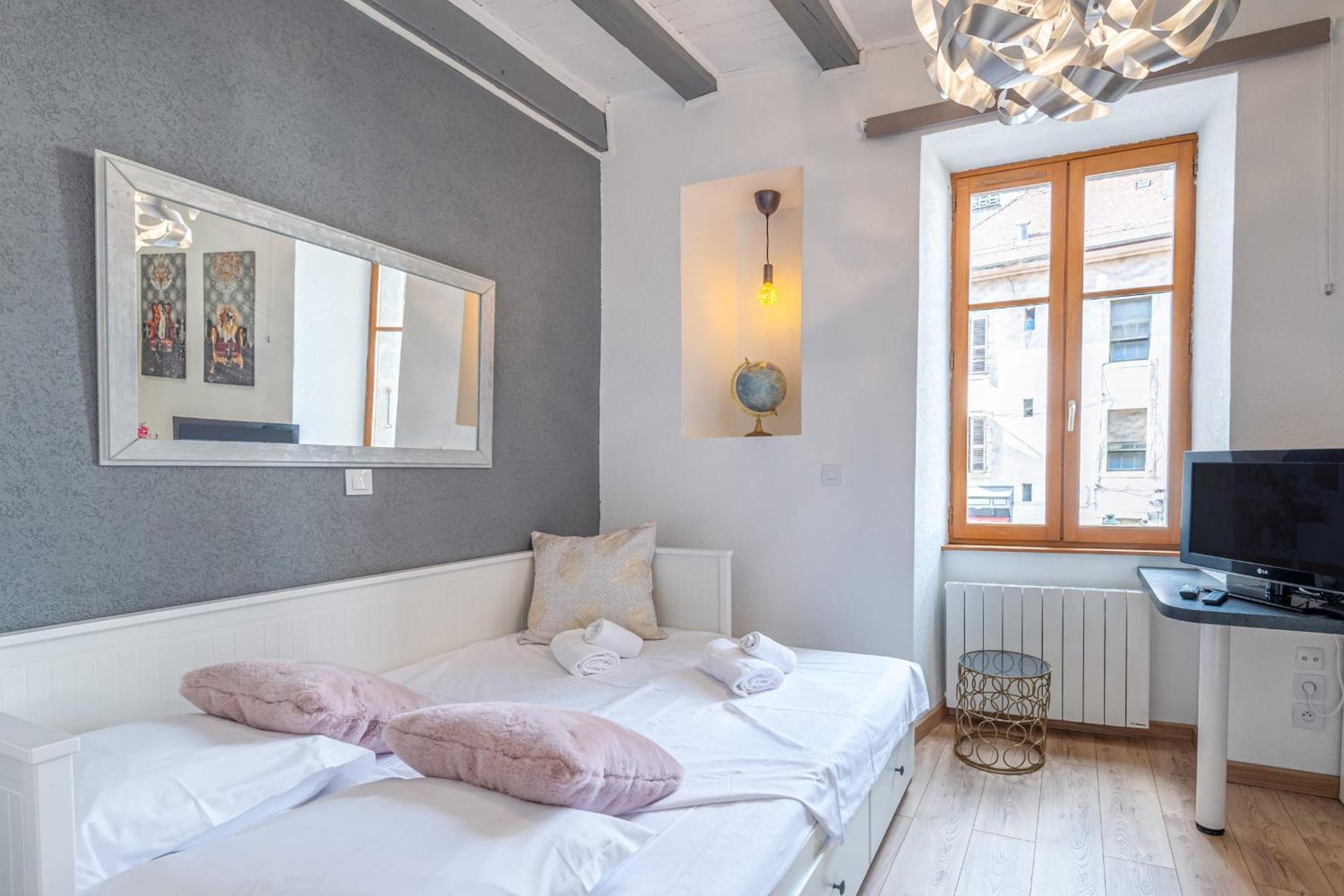 Apartment La Tour Medievale Au Centre Annecy