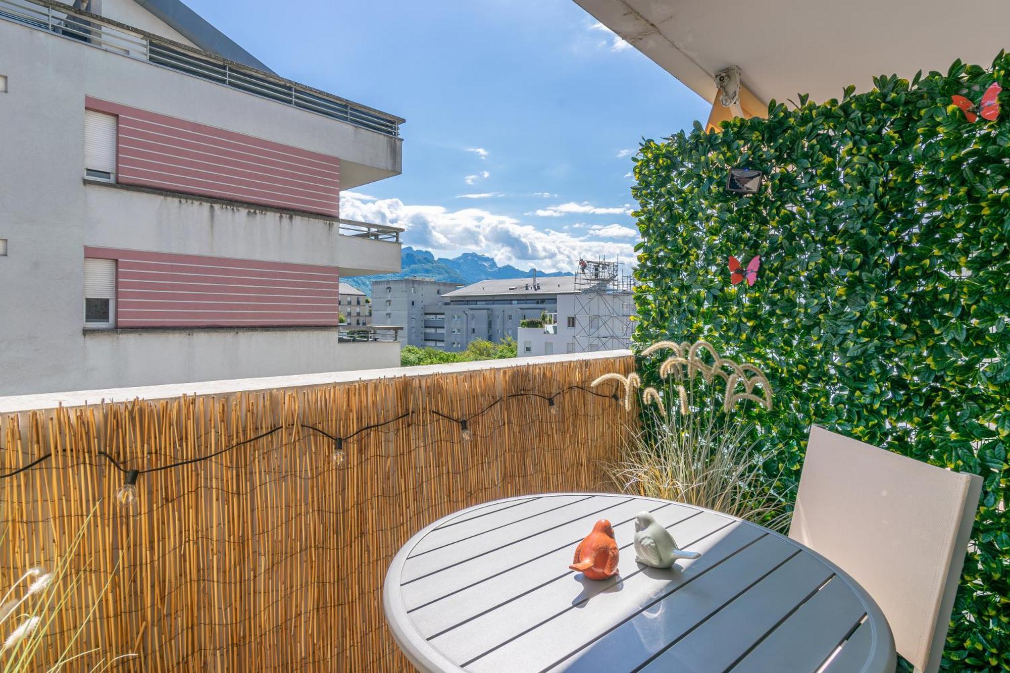 Apartment La *