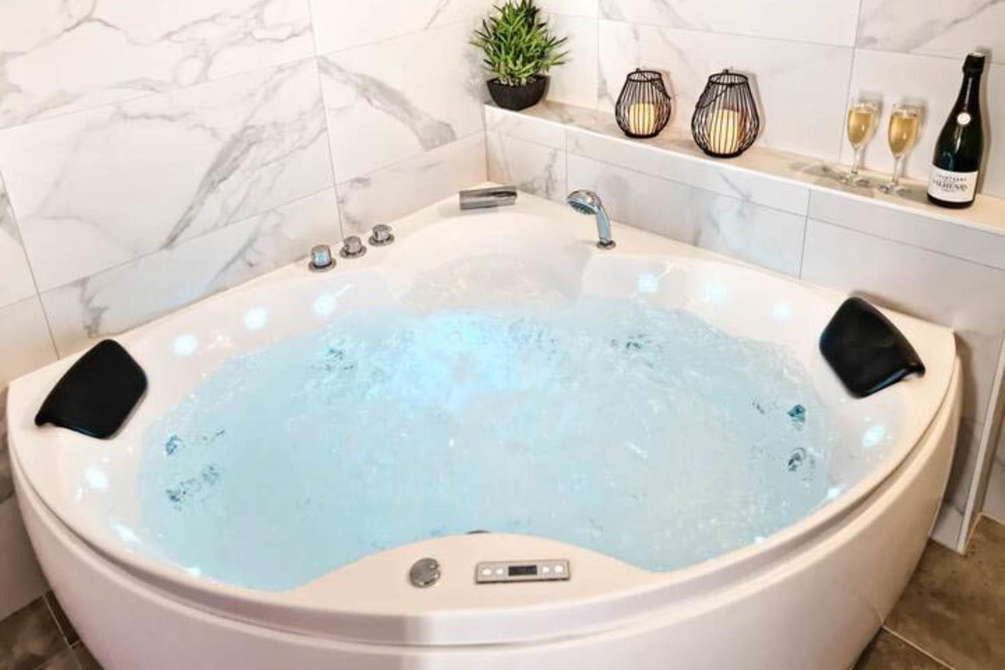 Elegance In The Heart Of The Old Town 4 *