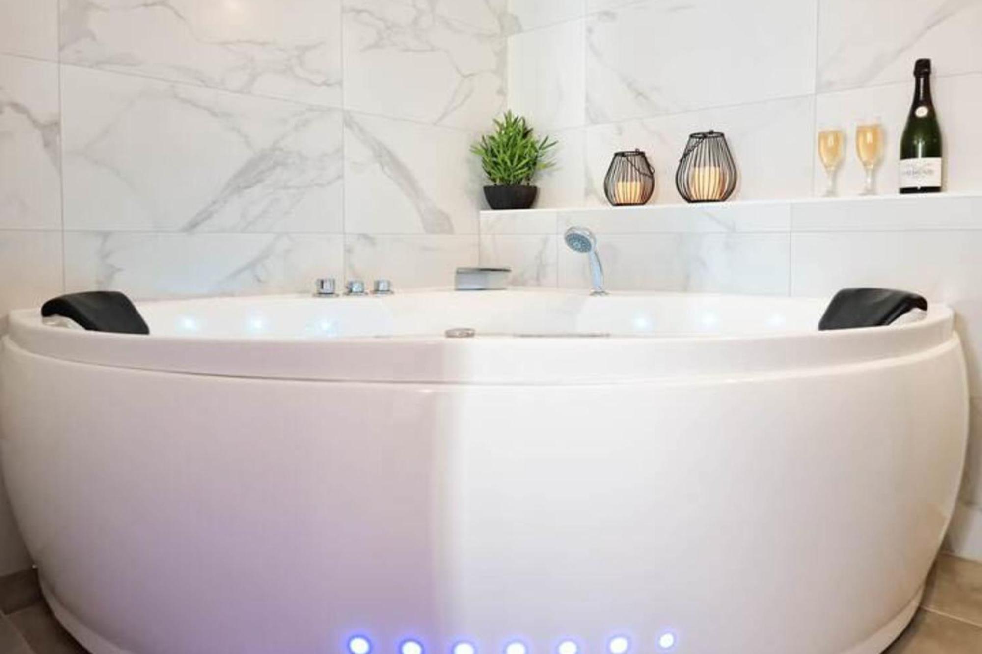 Elegance In The Heart Of The Old Town 4 Apartment