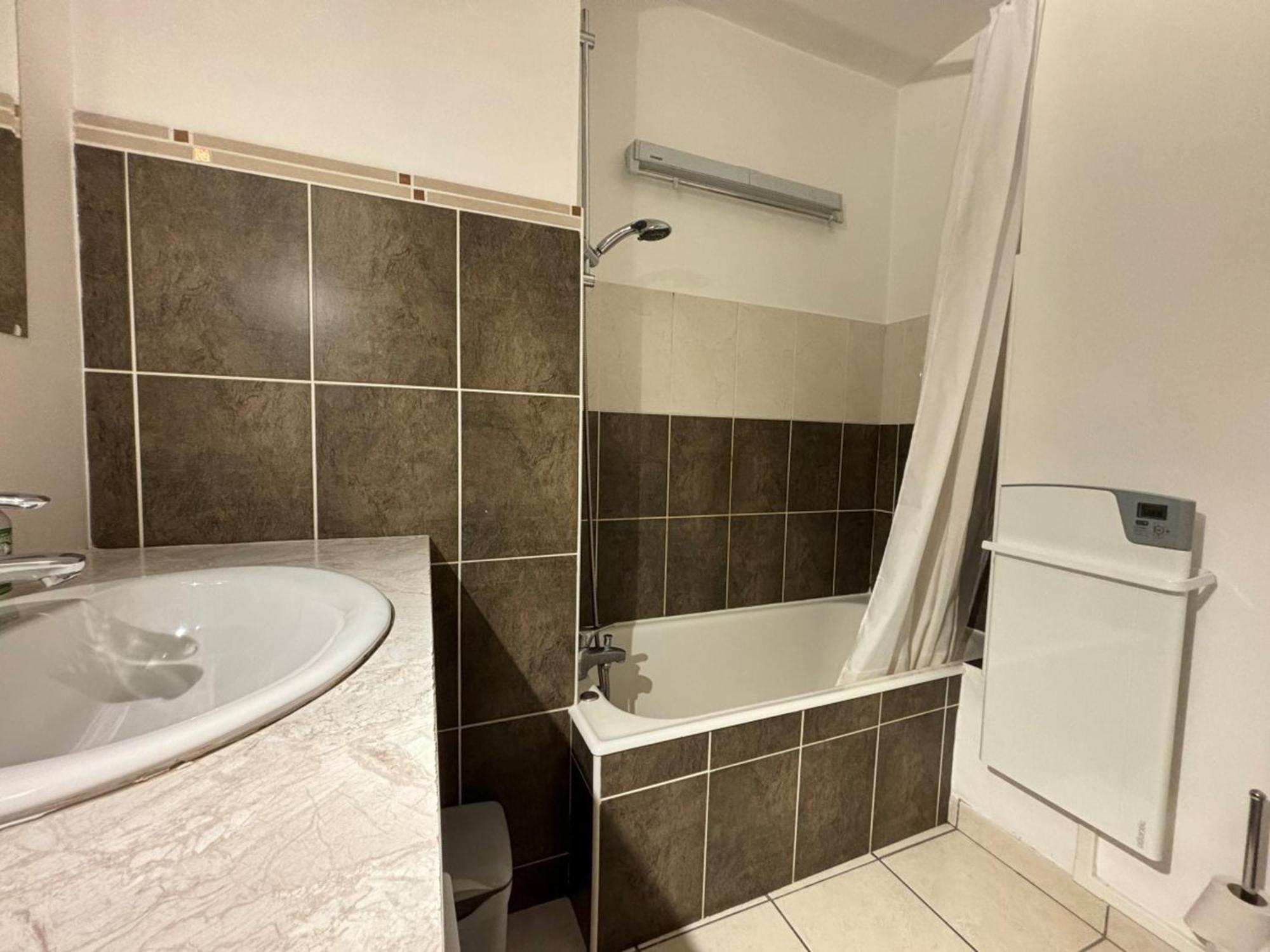 - 2 Pieces Renove, Proche Et Centre-ville, Avec Parking - Fr-1-432-76 *