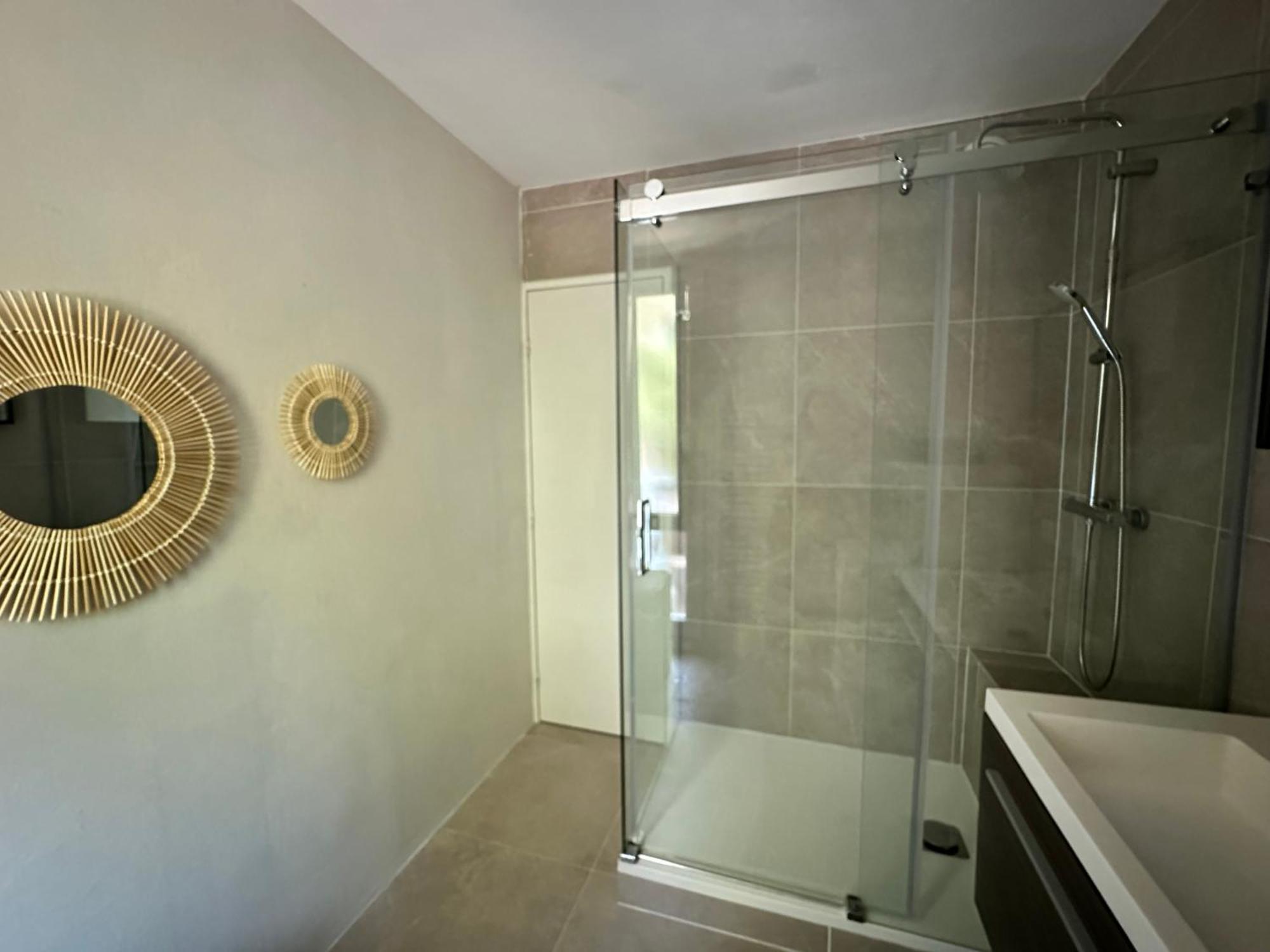 Spacious 3 Bedrooms Appartement *